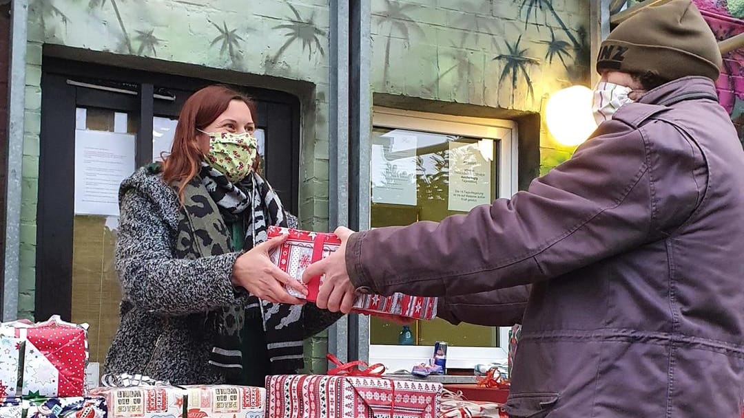 Astrid Schweikard nimmt ein Päckchen entgegen: Sie ist Sozialarbeiterin bei der Evangelischen Wohnungshilfe in Mainz.