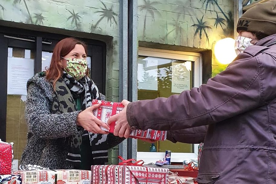 Astrid Schweikard nimmt ein Päckchen entgegen: Sie ist Sozialarbeiterin bei der Evangelischen Wohnungshilfe in Mainz.