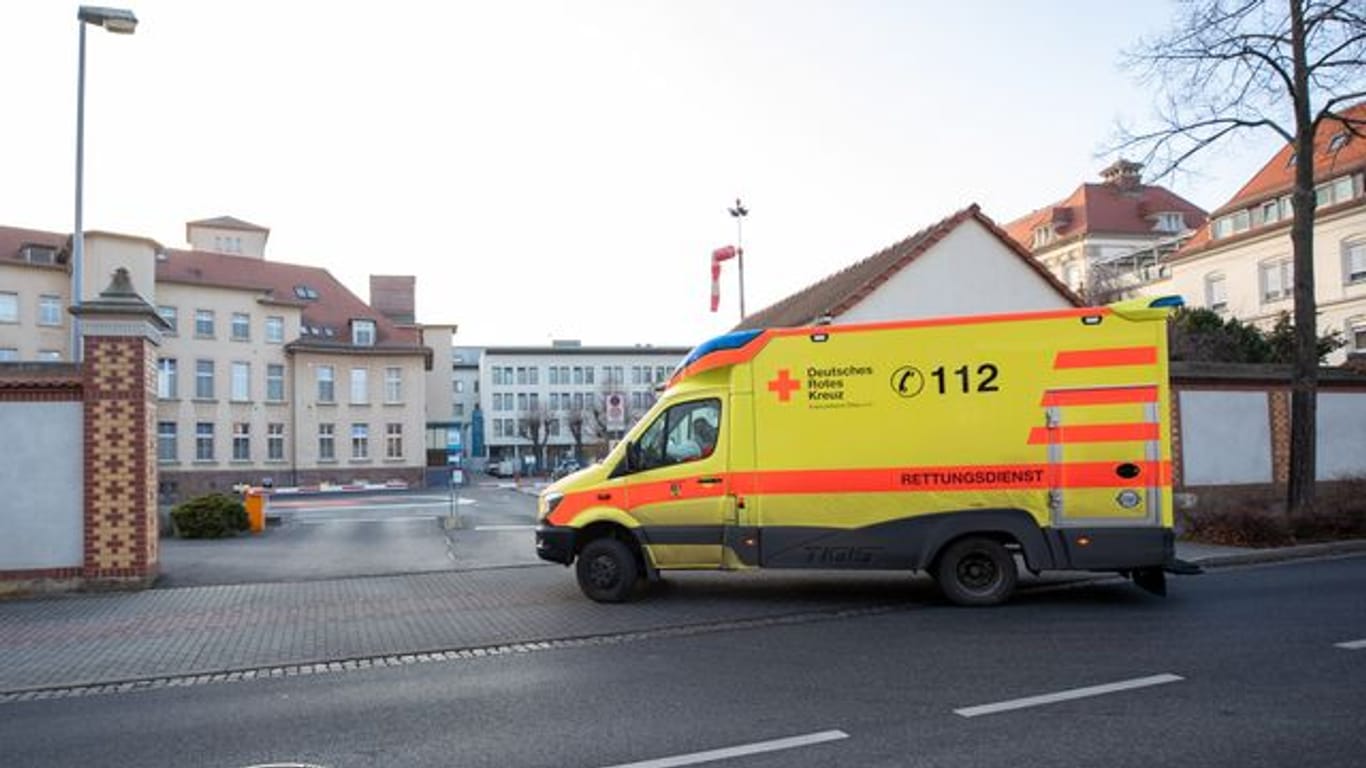 Nach den Triage-Äußerungen eines Mediziners aus Zittau hat das Klinikum Oberlausitzer Bergland bestätigt, dass die Corona-Lage dort kritisch ist.