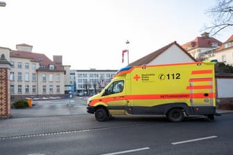 Nach den Triage-Äußerungen eines Mediziners aus Zittau hat das Klinikum Oberlausitzer Bergland bestätigt, dass die Corona-Lage dort kritisch ist.