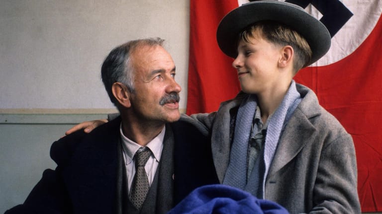 Armin Mueller-Stahl: Mit seinem Sohn Christian anlässlich der Dreharbeiten zur Serie "Jokehnen", die 1987 im ZDF zu sehen war.