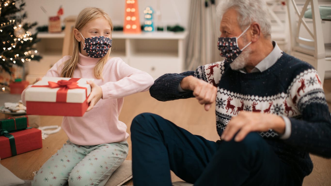 Corona-Weihnachten: Die Weltgesundheitsorganisation spricht sich für Masken bei Familienfeiern aus.