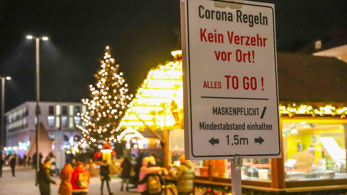 Ein Schild weist auf die Corona-Regeln an den Weihnachtsbuden in Karlsruhe hin (Archivbild): Nun mussten die Buden schließen.