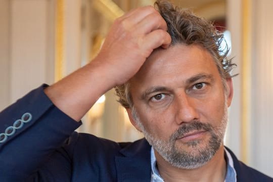 Jonas Kaufmann in einem Prunksaal des Bayerischen Nationaltheater.