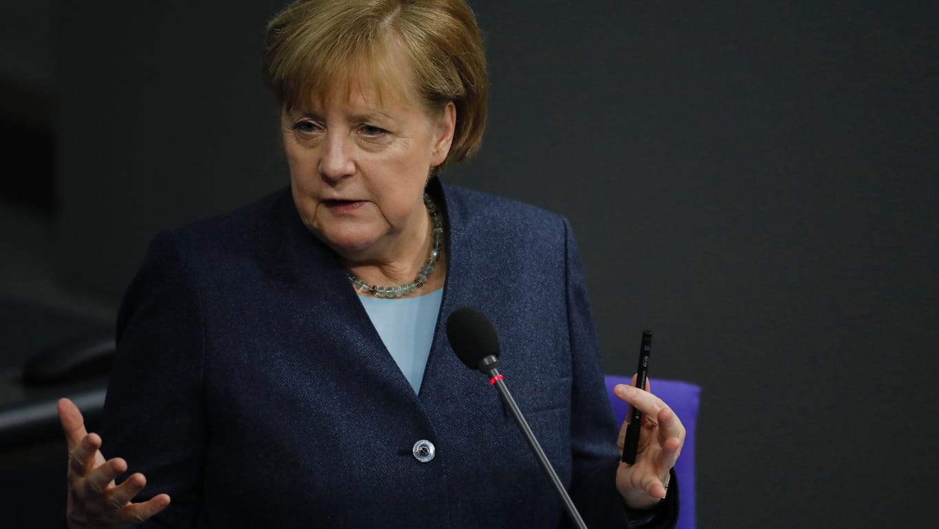 Kanzlerin Angela Merkel: Eine Stunde lang stellt sie sich den Fragen der Abgeordneten im Bundestag.