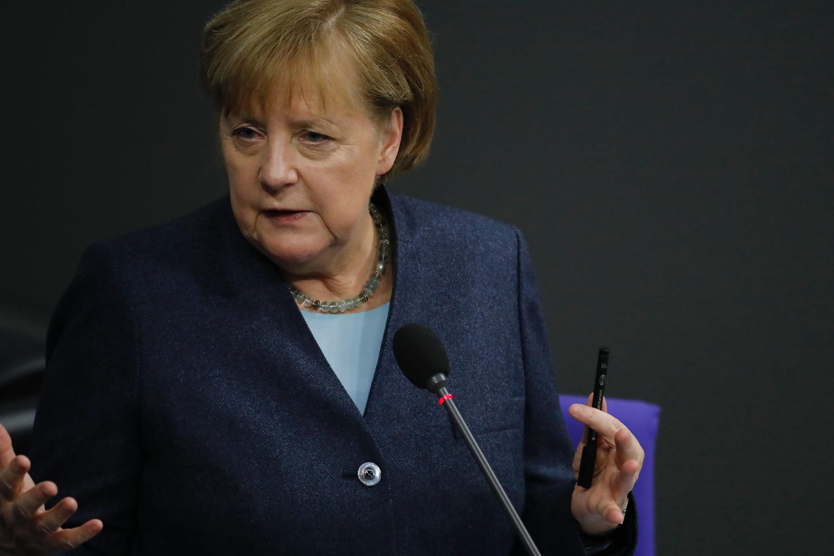 Kanzlerin Angela Merkel: Eine Stunde lang stellt sie sich den Fragen der Abgeordneten im Bundestag.