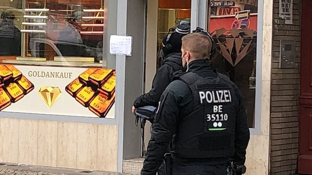 Ein Polizist sichert einen Juwelier- und Schmuckladen: Im Fokus der Razzia standen mehrere Juweliere vor allem in Neukölln.