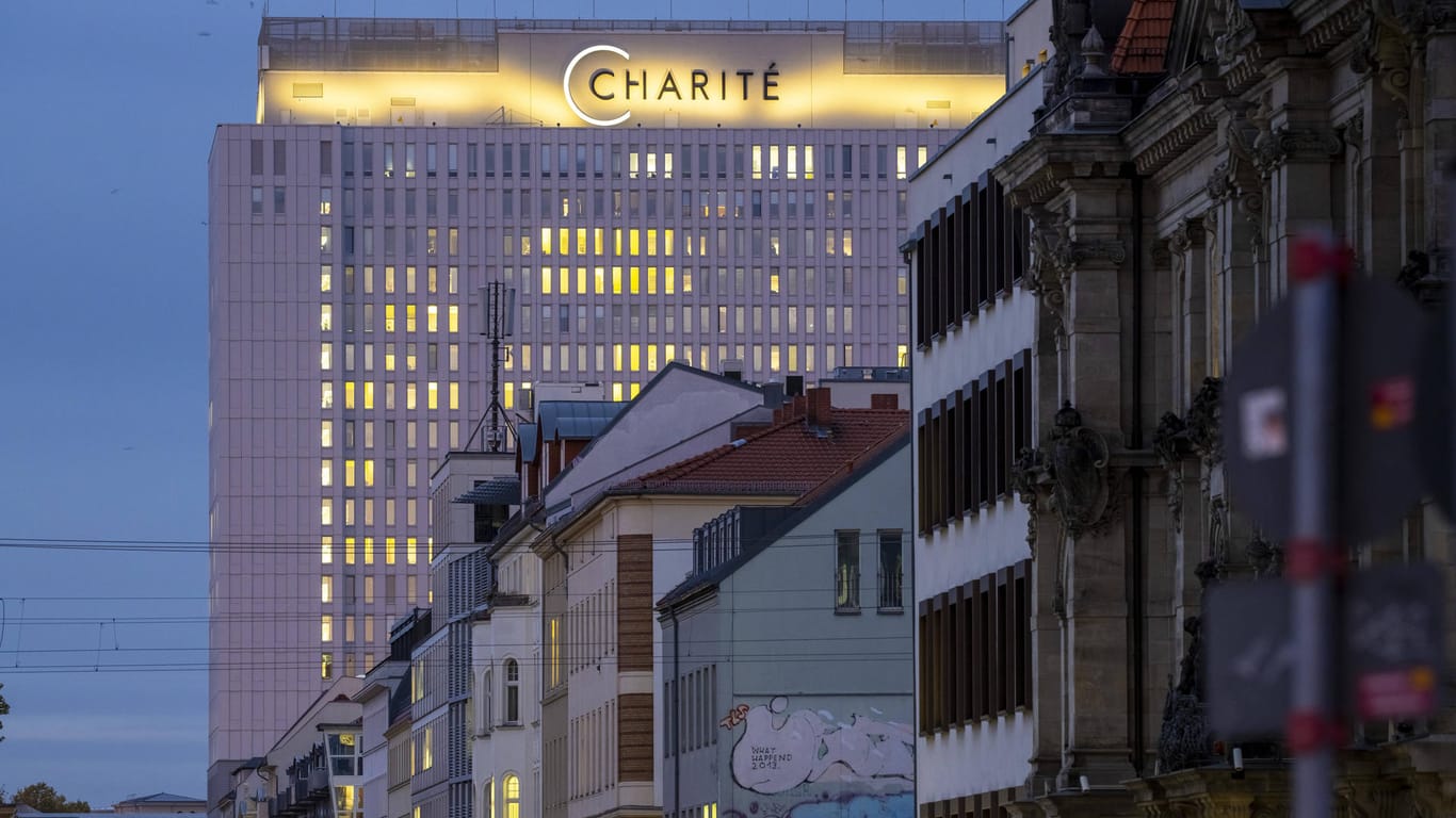 Blick auf das Bettenhaus der Charité in Berlin (Archivbild): Viele Intensivbetten sind mit Covid-19-Patienten belegt.