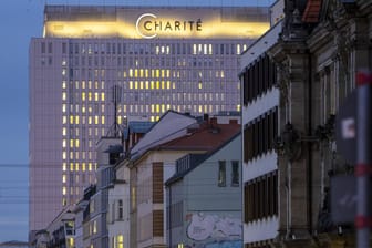 Blick auf das Bettenhaus der Charité in Berlin (Archivbild): Viele Intensivbetten sind mit Covid-19-Patienten belegt.