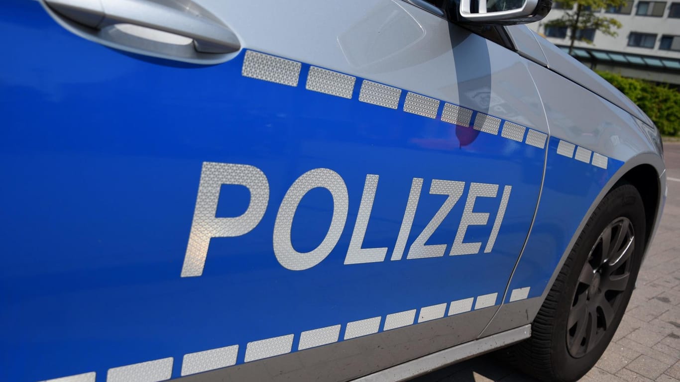 Ein Fahrzeug der Polizei: In Ansbach konnte ein Mann festgenommen werden, der ein Schulmädchen missbraucht haben soll (Symbolbild).