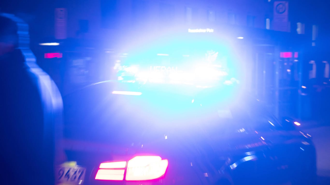 Ein Polizeiwagen mit eingeschaltetem Blaulicht im Einsatz (Symbolbild): In Köln ist ein Radfahrer von einem Autofahrer schwer verletzt worden.