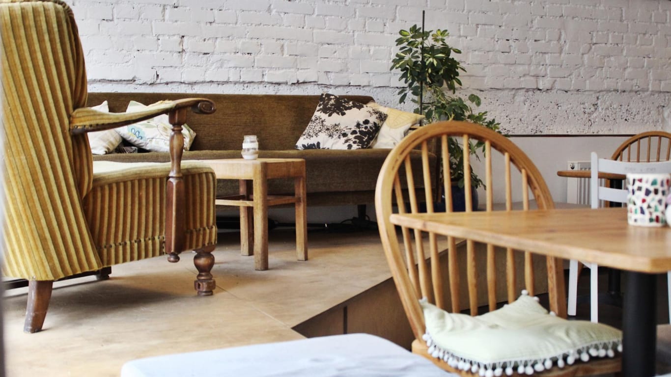 Möbel in der Raupe Immersatt: Das Café soll ein Ort der Begegnung sein.