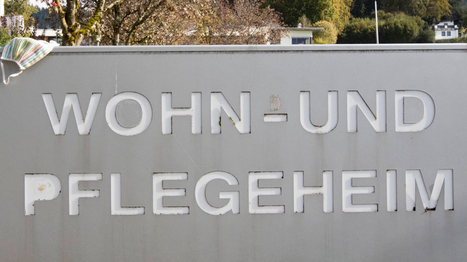 Auf einem Schild steht "Wohn- und Pflegeheim": In Berliner Heimen sterben besonders viele Personen an oder mit Corona.