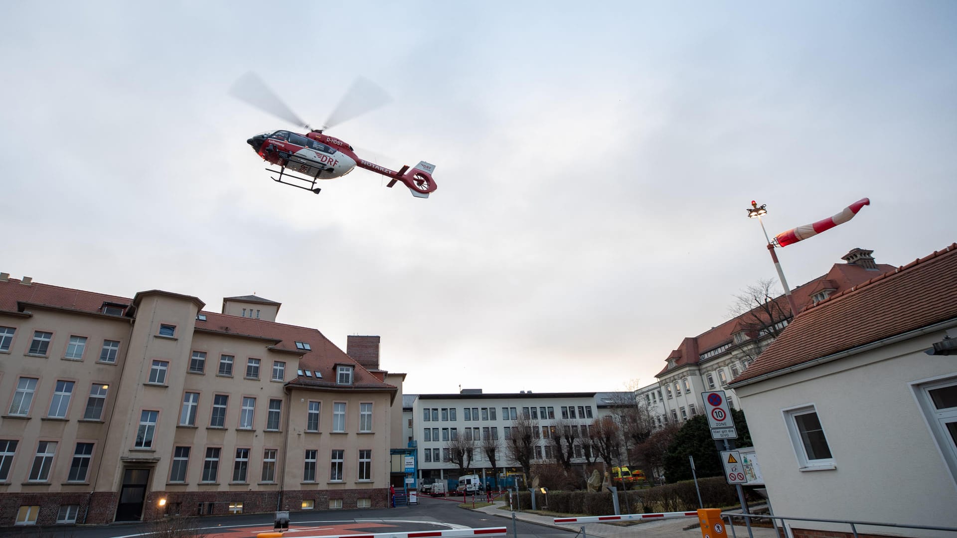 Ein Notarzthubschrauber vor dem Klinikum Oberlausitzer Bergland gGmbH in Zittau: Die Entwicklung der Pandemie in Sachsen nimmt weiter dramatische Züge an, der Ärztliche Direktor hat von Triage gesprochen,