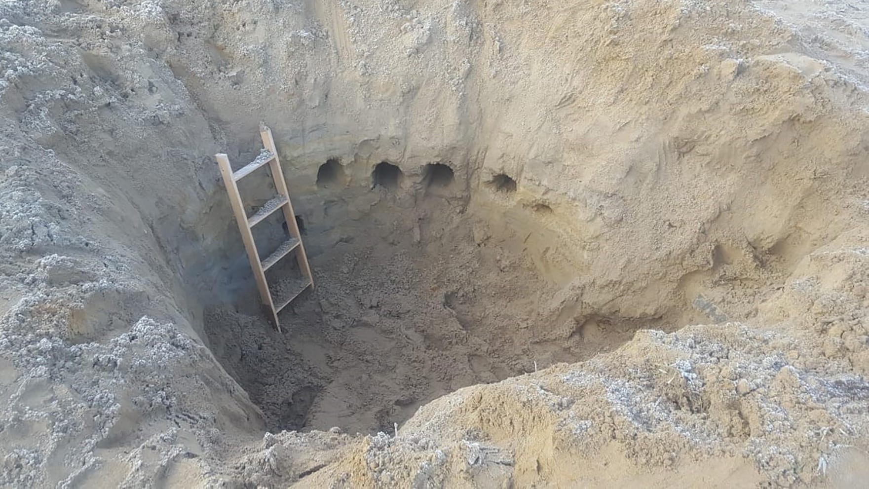 Loch in Oberhausener Sandkasten: Da es ein Sicherheitsrisiko darstellte, wurde das Loch wieder zugeschüttet.