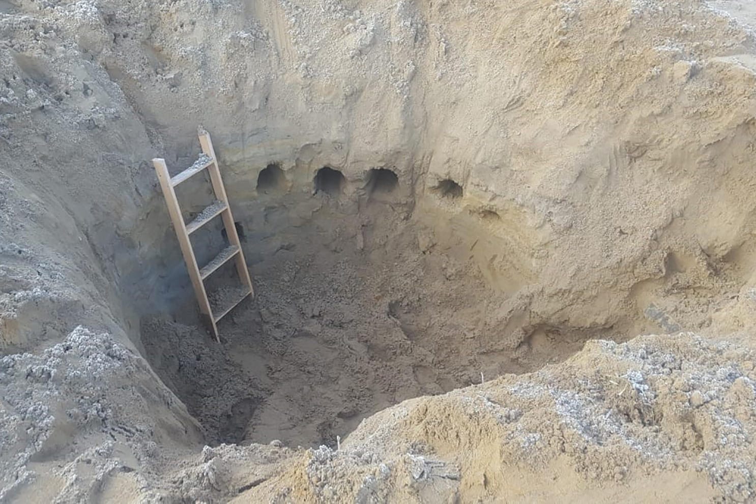 Loch in Oberhausener Sandkasten: Da es ein Sicherheitsrisiko darstellte, wurde das Loch wieder zugeschüttet.