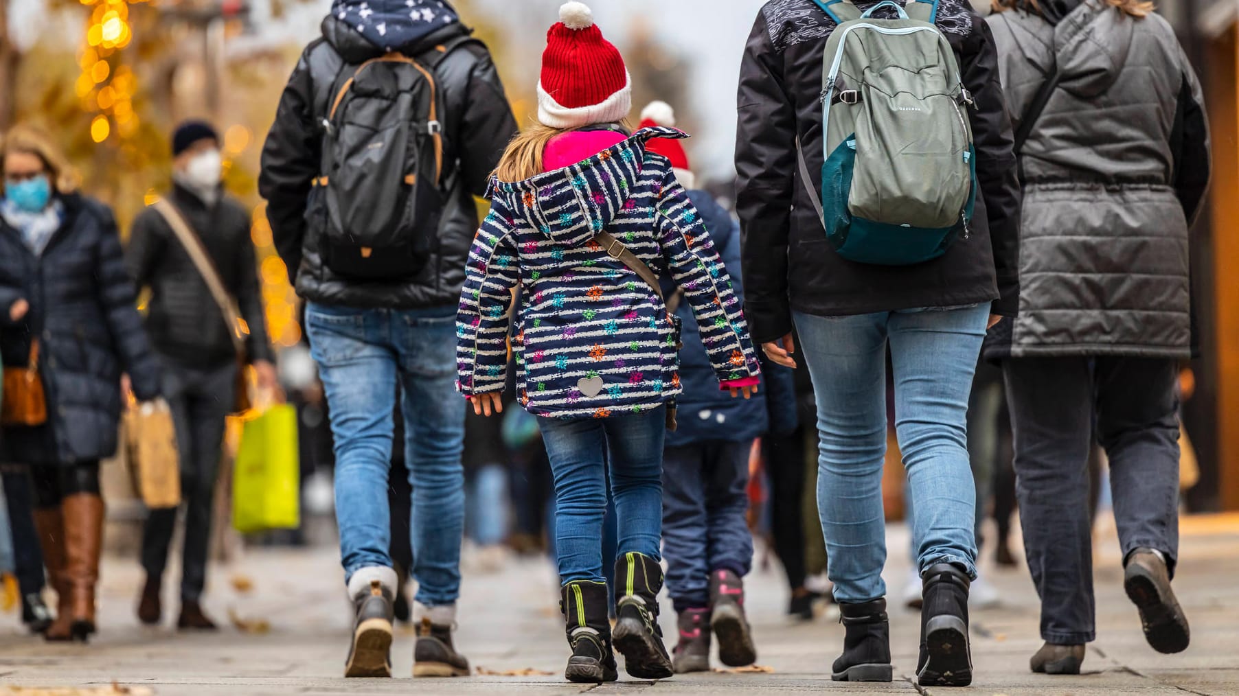 Kinder und Erwachsene in einer Fußgängerzone in Stuttgart (Symbolbild): In Bayern ist nun ein Kind an Covid-19 gestorben.