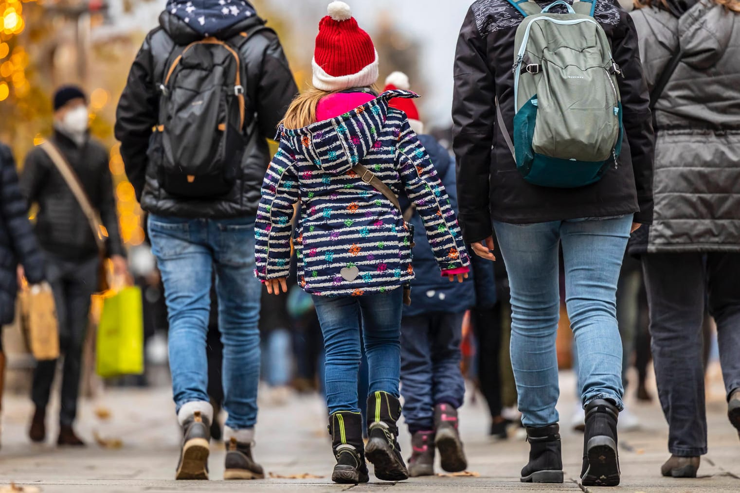 Kinder und Erwachsene in einer Fußgängerzone in Stuttgart (Symbolbild): In Bayern ist nun ein Kind an Covid-19 gestorben.