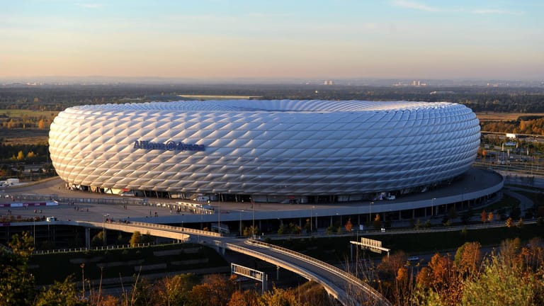 Allianz Arena: Die Heimstätte des FC Bayern steht verlassen außerhalb der Münchner Innenstadt an einem Autobahnkreuz.