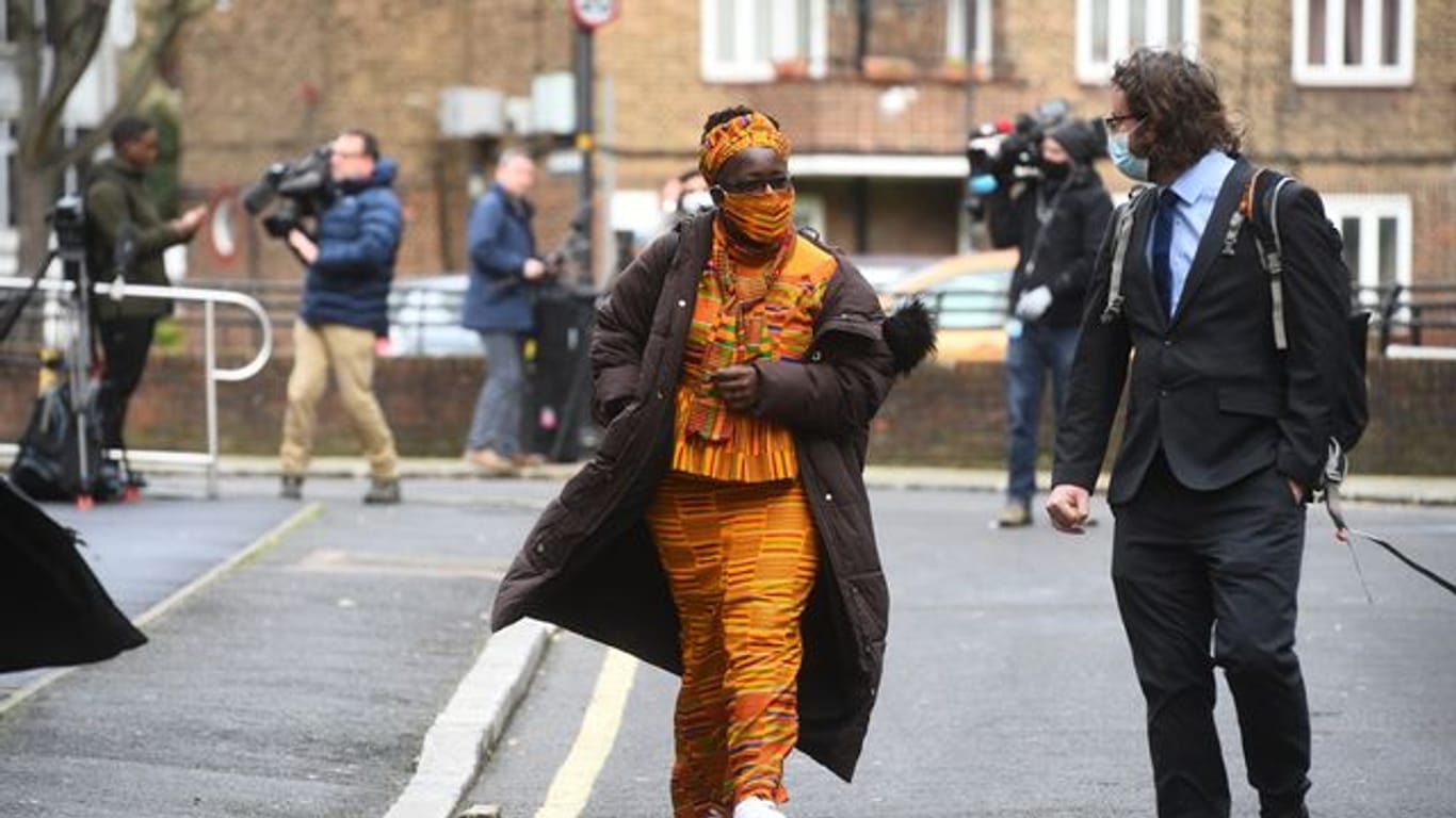 Rosamund Kissi-Debrah verlässt nach Beendigung der Untersuchung der Todesursache ihrer Tochter das Southwark Coroner's Gericht.