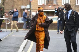 Rosamund Kissi-Debrah verlässt nach Beendigung der Untersuchung der Todesursache ihrer Tochter das Southwark Coroner's Gericht.