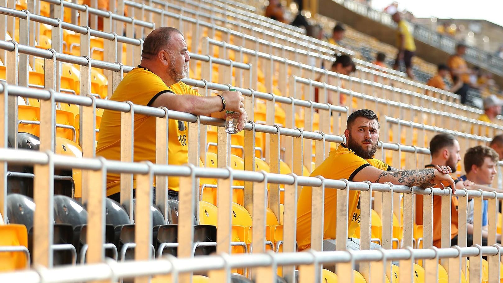 "Safe Standing" im Molineux Stadium der Wolverhampton Wanderers.