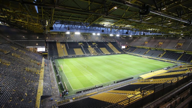 Signal Iduna Park in Dortmund: Laut Architekt Hans Joachim Paap wird das Stadion in naher Zukunft kostspielig modernisiert werden müssen.