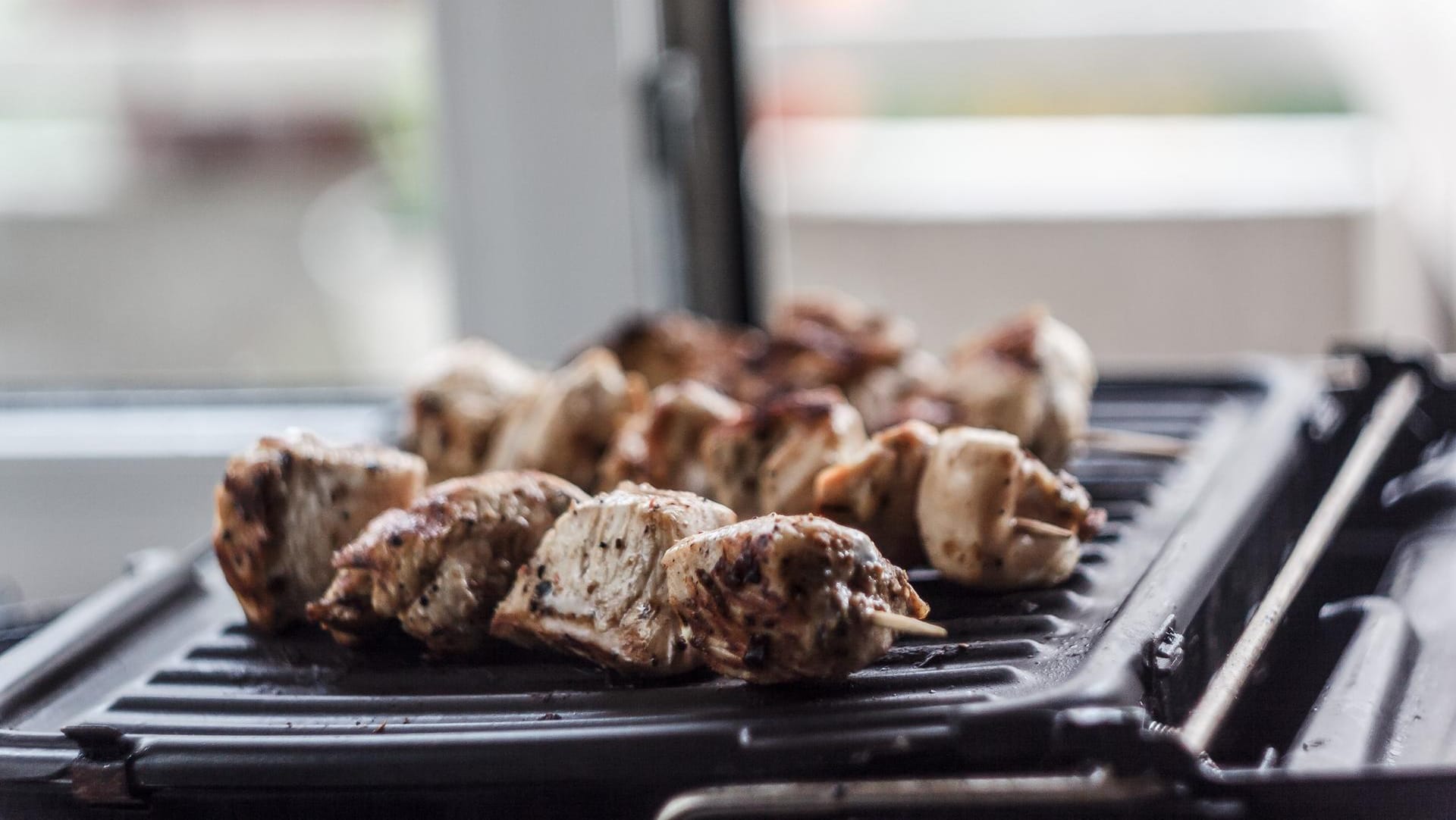 Fleisch auf einem Grill (Symbolbild): Der Grillhersteller Landmann wird verkauft.