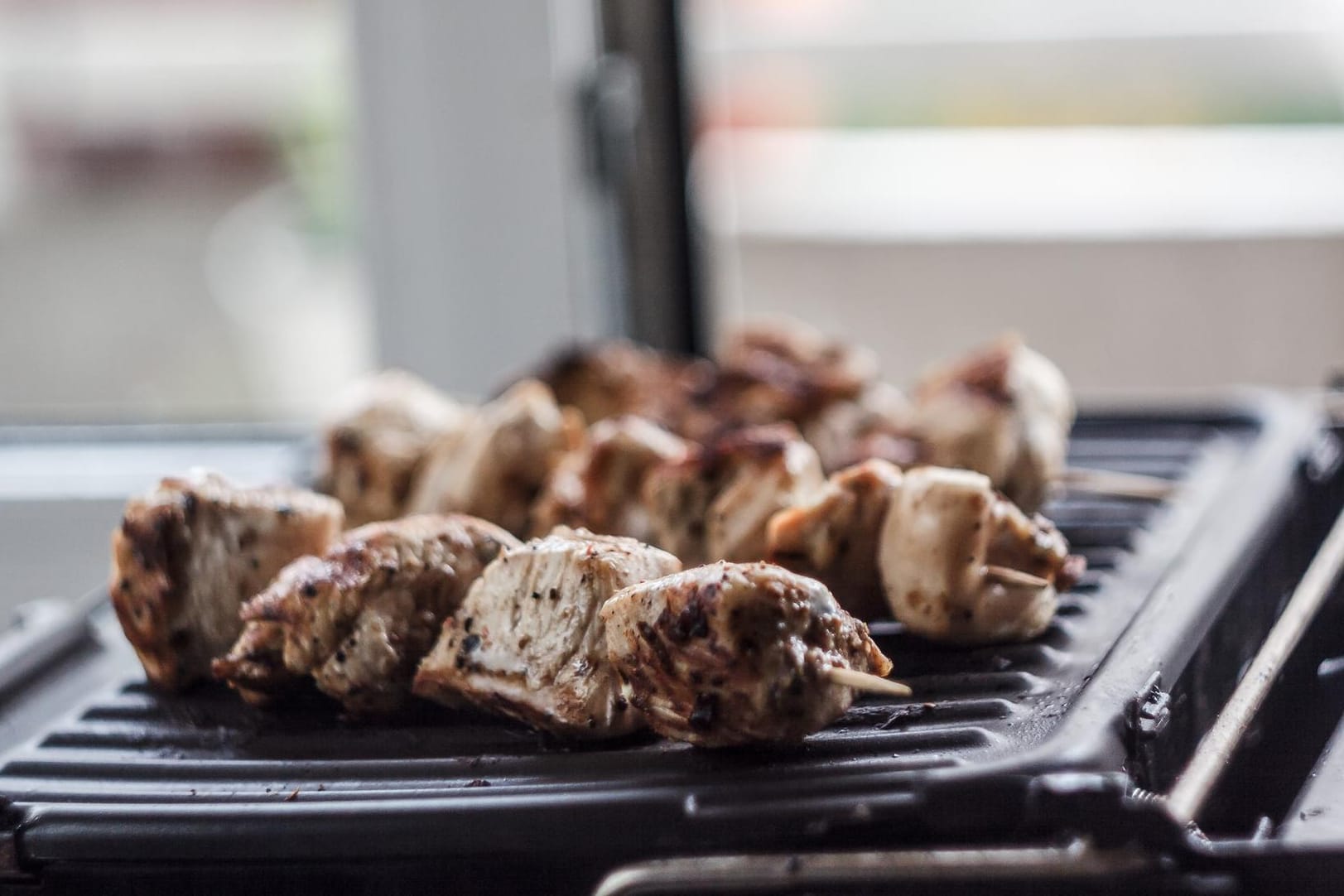 Fleisch auf einem Grill (Symbolbild): Der Grillhersteller Landmann wird verkauft.