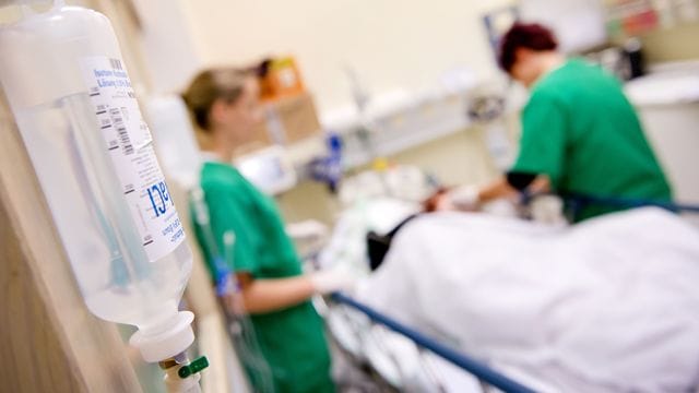 Medizinisches Personal versorgt im Krankenhaus einen Patienten (Symbolbild): Viele Krankenhausmitarbeiter haben Angst, Angehörige mit dem Coronavirus zu infizieren. Medizinisches Personal versorgt im Krankenhaus einen Patienten (Symbolbild): Viele Krankenhausmitarbeiter haben Angst, Angehörige mit dem Coronavirus zu infizieren.