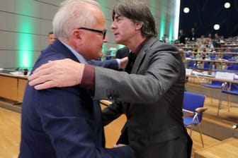 Haben sich ausgesprochen: Bundestrainer Joachim Löw (r) und DFB-Präsident Fritz Keller.