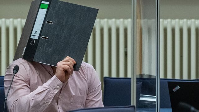 Der Angeklagte sitzt im Verhandlungssaal des Landgerichts Regensburg. Der Angeklagte sitzt im Verhandlungssaal des Landgerichts Regensburg.