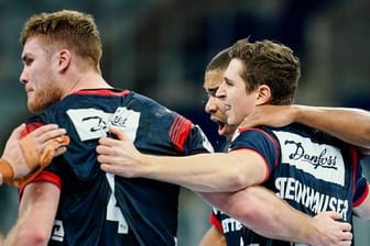 Die Handballer der SG Flensburg-Handewitt haben die Tabellenführung in der Bundesliga übernommen.