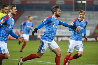 Fin Bartels: Der Mittelfeldmann (M.) schoss Holstein Kiel spektakulär zum Sieg gegen Nürnberg.