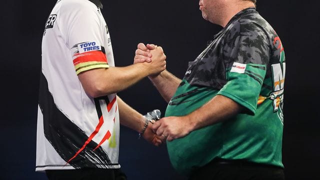 Max Hopp (l) gewann bei der Darts-WM sein Auftaktmatch gegen Gordon Mathers aus Australien. Max Hopp (l) gewann bei der Darts-WM sein Auftaktmatch gegen Gordon Mathers aus Australien.