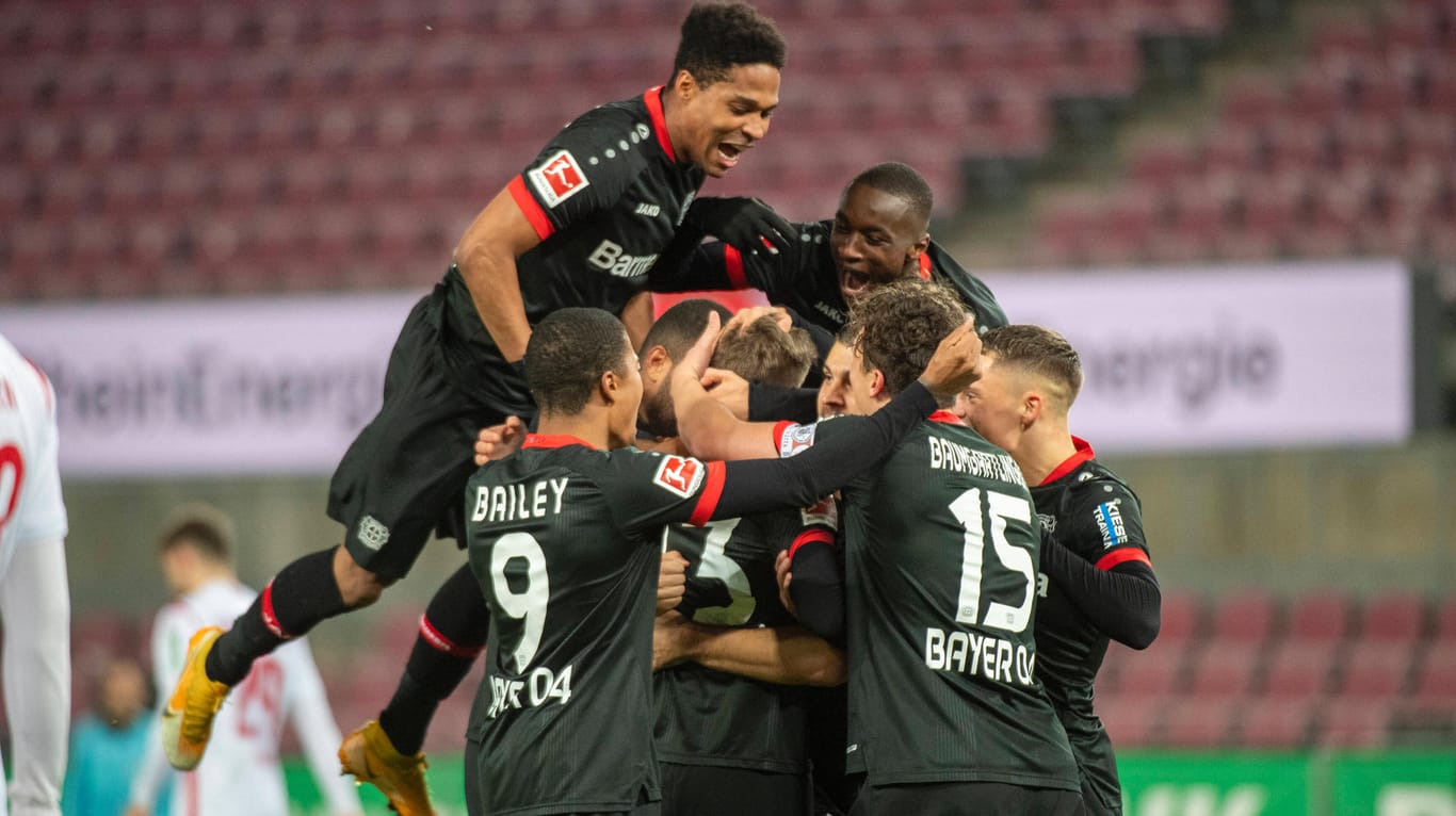 Leverkusen jubelt: Die Werkself gewann das prestigeträchtige Rheinderby gegen den 1. FC Köln und verteidigte gleichzeitig die Tabellenführung.