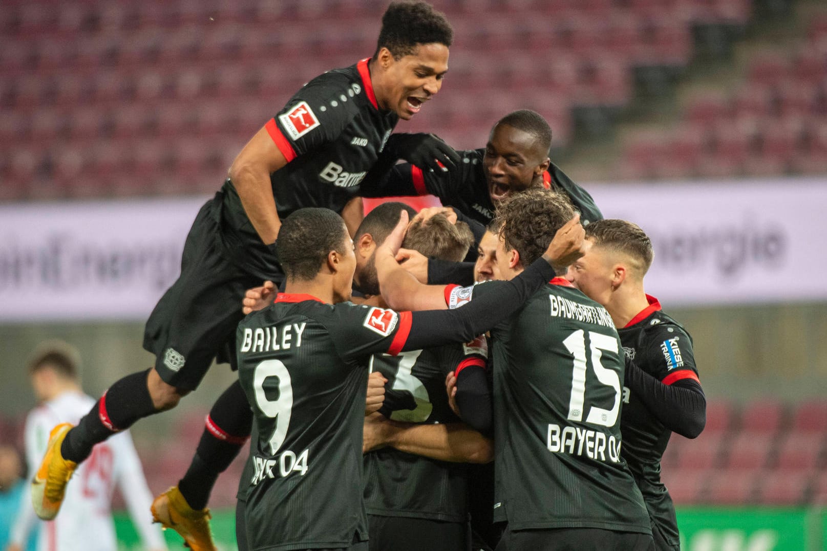 Leverkusen jubelt: Die Werkself gewann das prestigeträchtige Rheinderby gegen den 1. FC Köln und verteidigte gleichzeitig die Tabellenführung.