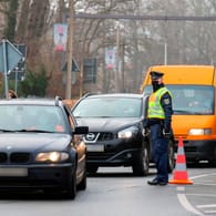 Polizeikontrolle: Ein Polizist kontrolliert in Görlitz die Einhaltung der Corona-Verordnung (Archivbild).