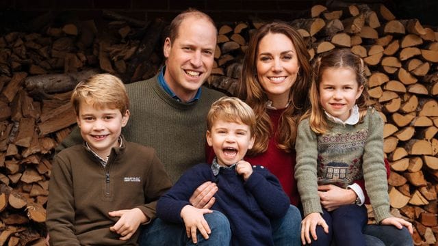 Das im Herbst 2020 aufgenommene Foto zeigt Prinz William, Herzog von Cambridge, und seine Frau Herzogin Kate mit ihren drei Kindern Prinz George (l-r), Prinz Louis und Prinzessin Charlotte auf dem Landsitz Anmer Hall in Norfolk. Das im Herbst 2020 aufgenommene Foto zeigt Prinz William, Herzog von Cambridge, und seine Frau Herzogin Kate mit ihren drei Kindern Prinz George (l-r), Prinz Louis und Prinzessin Charlotte auf dem Landsitz Anmer Hall in Norfolk.