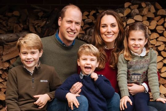Das im Herbst 2020 aufgenommene Foto zeigt Prinz William, Herzog von Cambridge, und seine Frau Herzogin Kate mit ihren drei Kindern Prinz George (l-r), Prinz Louis und Prinzessin Charlotte auf dem Landsitz Anmer Hall in Norfolk.