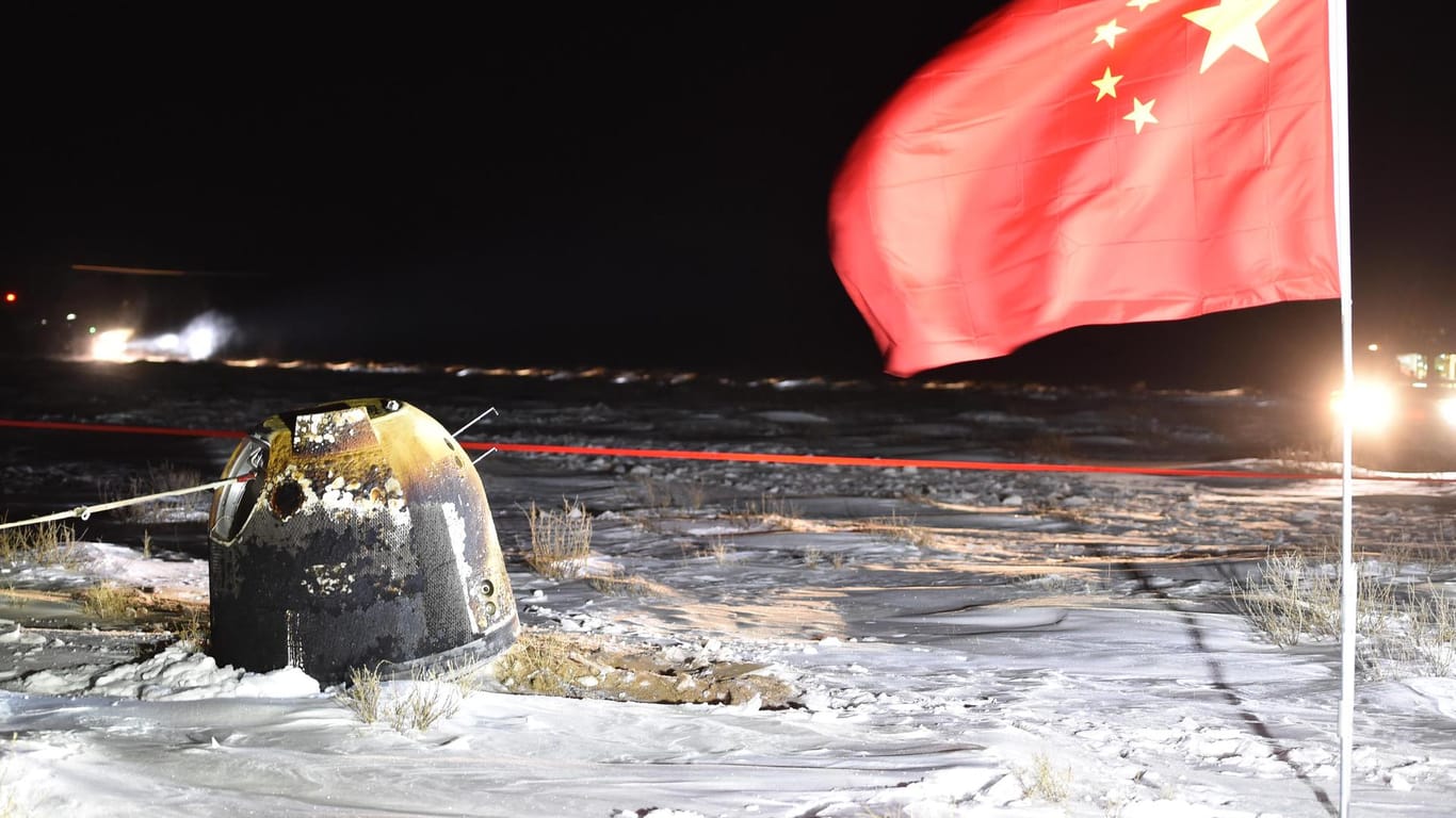 Die Kapsel des Raumschiffes "Chang'e 5" liegt in den frühen Nachtstunden in der nordchinesischen Steppe.