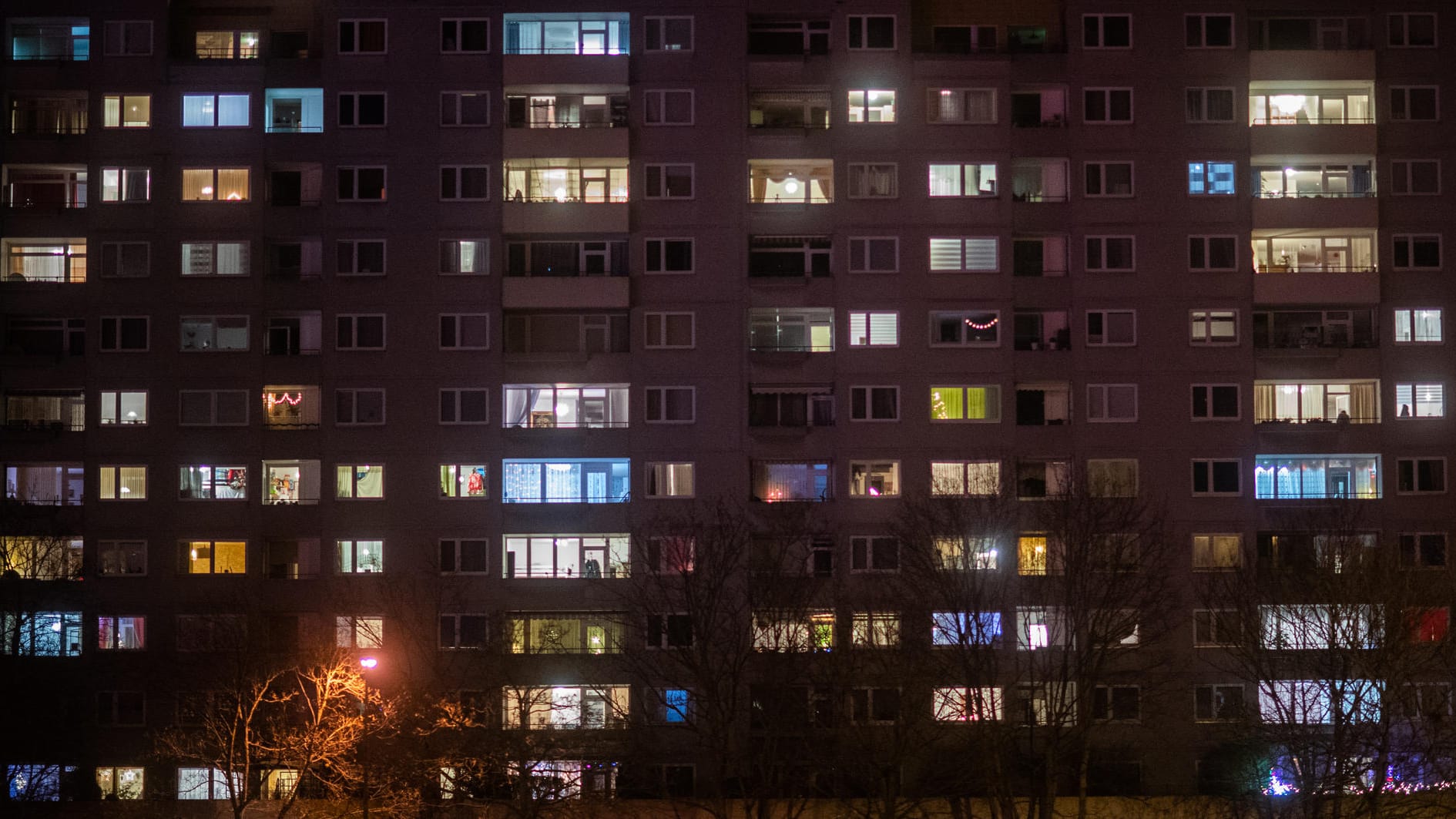 Laatzen in Niedersachsen: Aus zahlreichen Wohnungen des Mehrfamilienhauses leuchtet am Abend Licht. Wegen des Lockdowns ist an Ausgehen nicht zu denken.