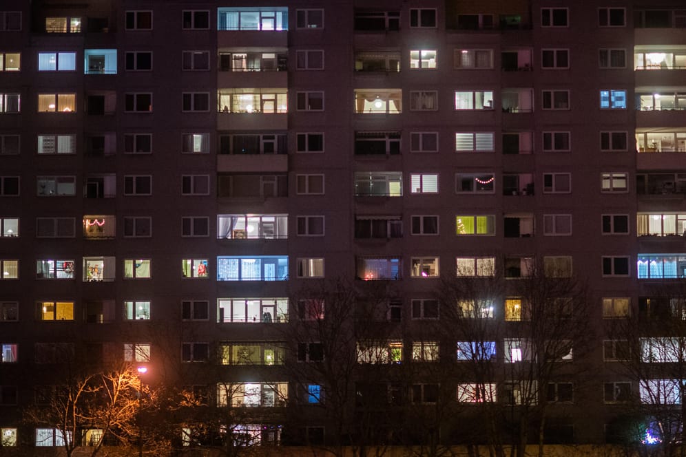 Laatzen in Niedersachsen: Aus zahlreichen Wohnungen des Mehrfamilienhauses leuchtet am Abend Licht. Wegen des Lockdowns ist an Ausgehen nicht zu denken.