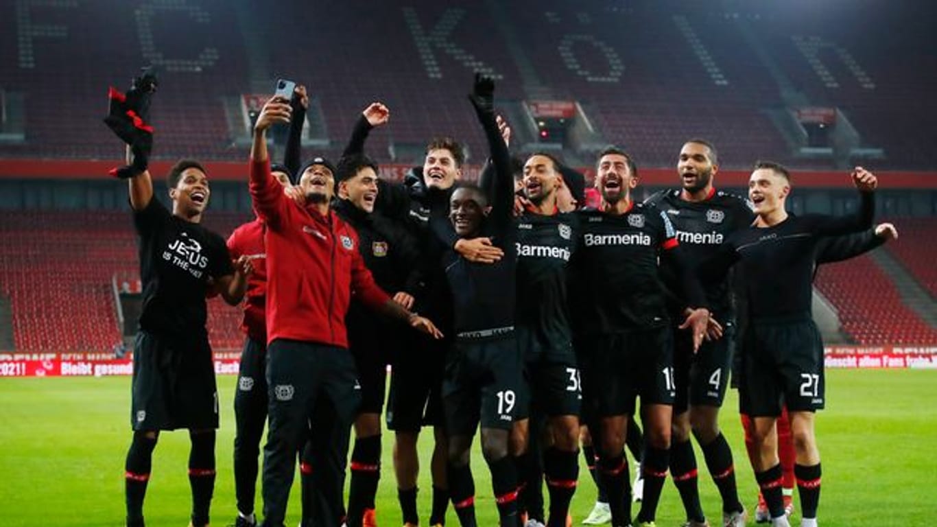 Leverkusens Mannschaft feiert ihren Sieg.