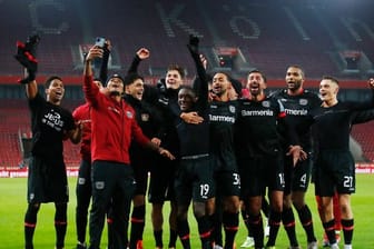 Leverkusens Mannschaft feiert ihren Sieg.