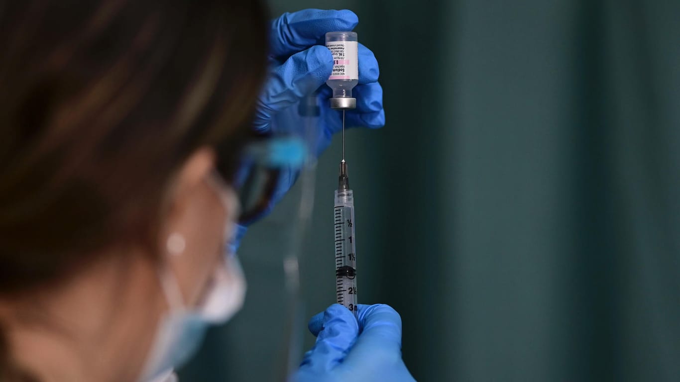 Eine Krankenschwester bereitet eine Dosis des Impfstoffs von Biontech-Pfizer vor: In Alaska kam es bei der Verabreichung des Vakzins zu schweren Nebenwirkungen.
