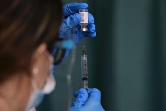 Eine Krankenschwester bereitet eine Dosis des Impfstoffs von Biontech-Pfizer vor: In Alaska kam es bei der Verabreichung des Vakzins zu schweren Nebenwirkungen.