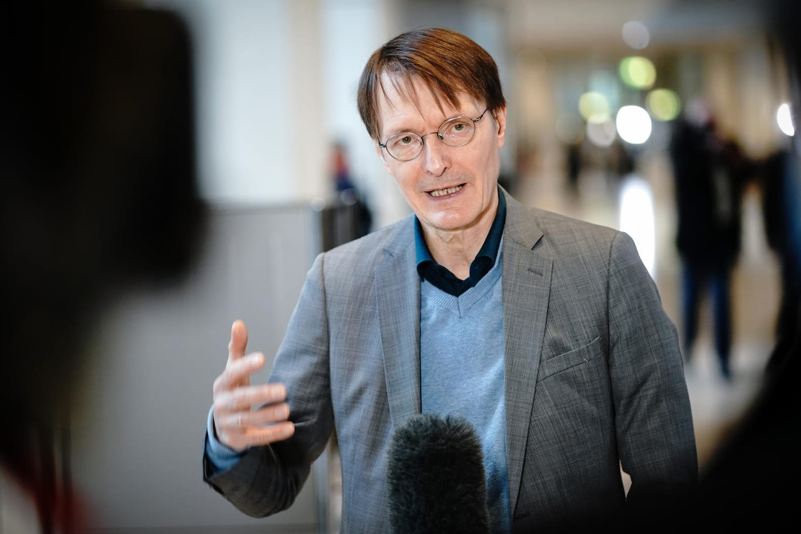 Der SPD-Gesundheitsexperte Karl Lauterbach (SPD) spricht im Bundestag: Er hält eine Impf-Bevorzugung von Sportlern für problematisch.
