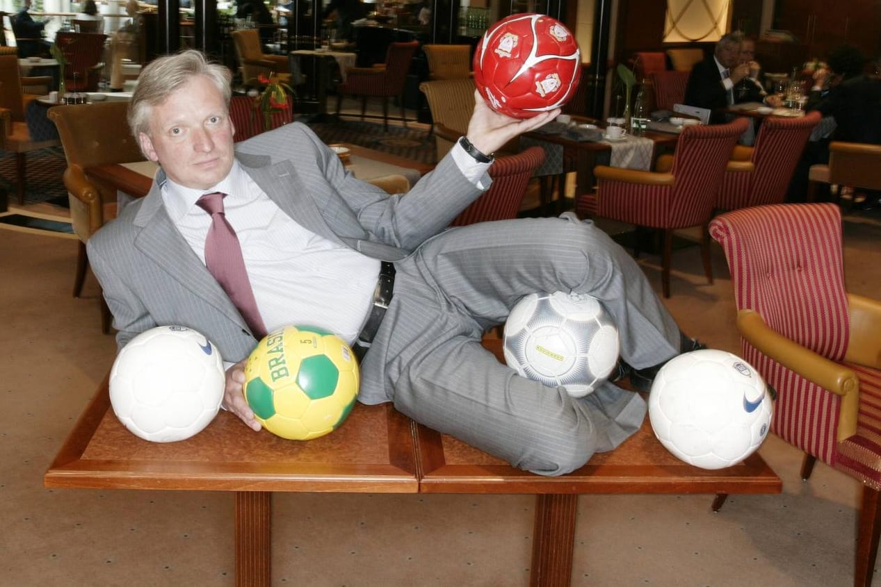 Rudi Brückner posiert mit Fußbällen auf einem Tisch (Archivfoto): Brückner moderierte den Doppelpass von 1995 bis 2004.