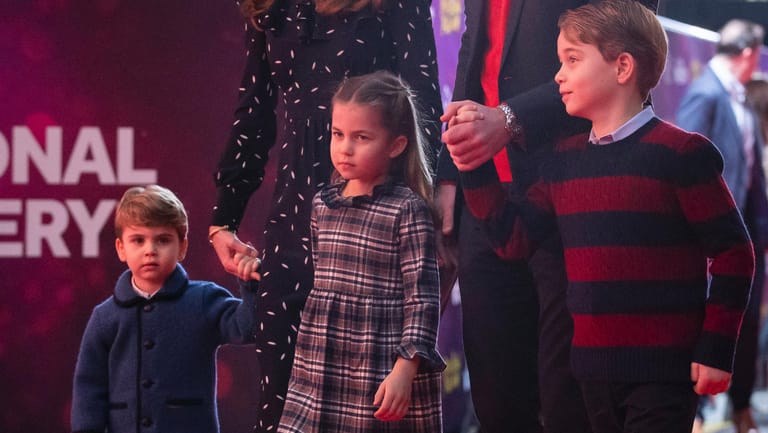 Prinz Louis, Prinzessin Charlotte and Prinz George: Die drei Kinder von William und Kate sorgen auf der neuen Weihnachtskarte für Freude bei den Royal-Fans.